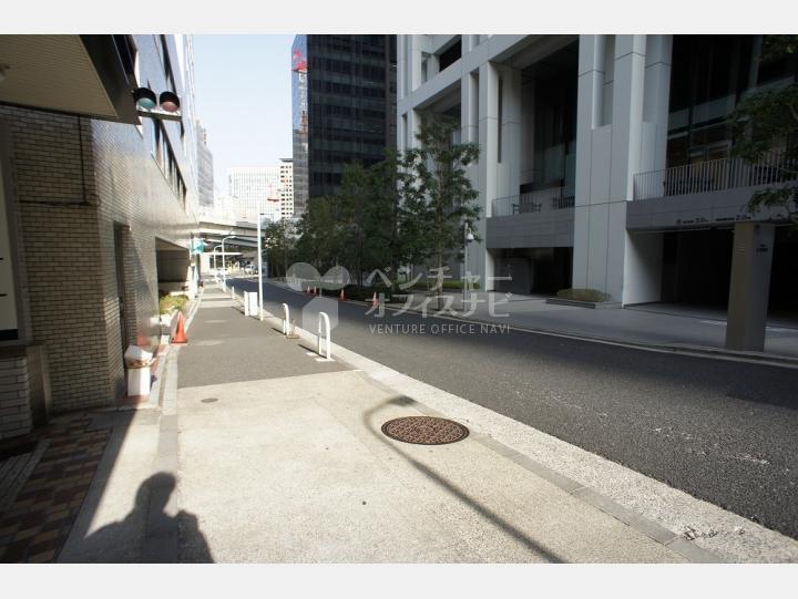 前面道路【ニュートヨビル】