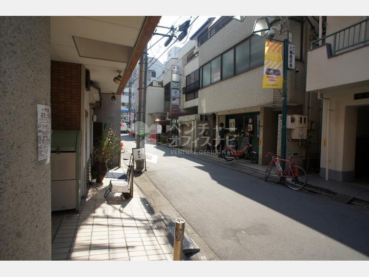 建物前の道路【マキビル（ＭＡＫＩ　ＢＬＤＧ）】