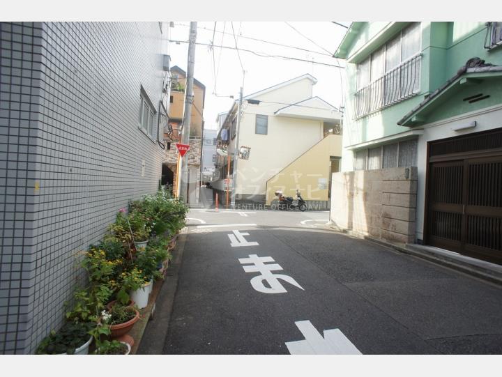 ビルの前の通り【STビル】