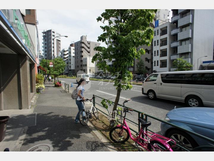 建物前の道路【草間ビル】