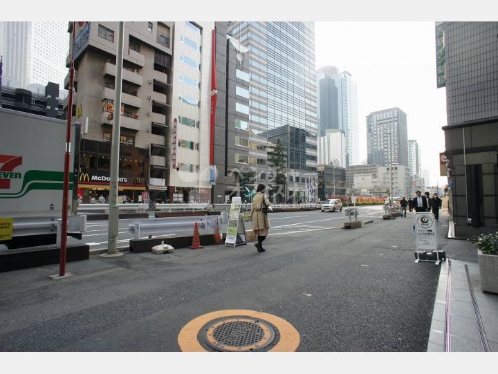 物件前の青梅街道　【西新宿大京ビル】