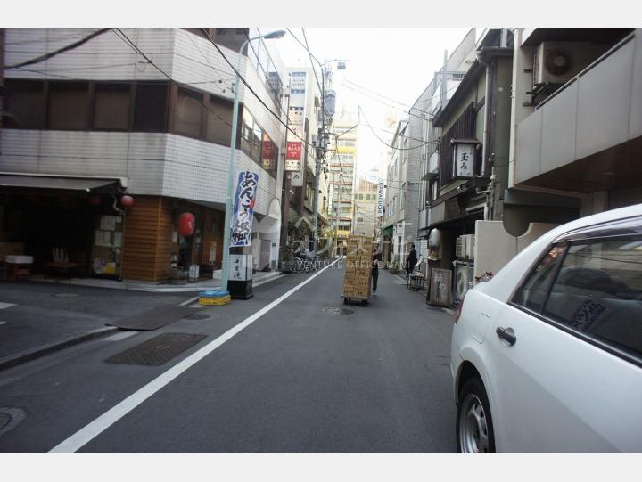 建物前通り【室四ビル】