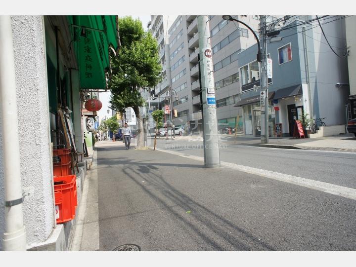 ビルの前の通り【神楽坂升本ビル】