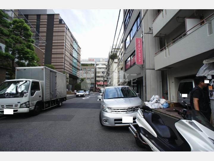 ビルの前の通り【東海西神田マンション】