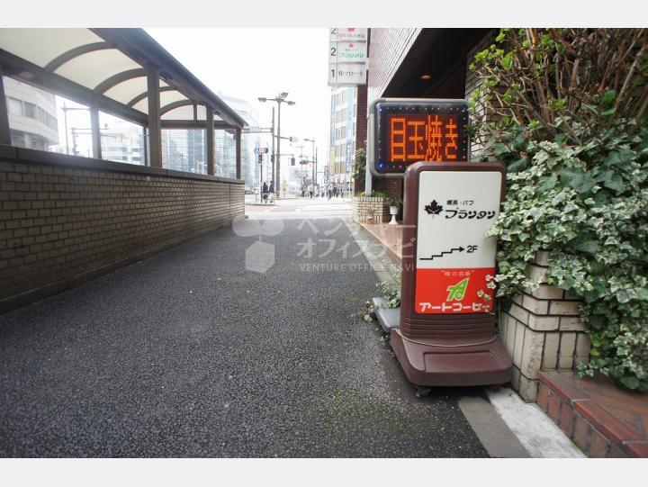 ビルの前の通り【リレント日本橋】