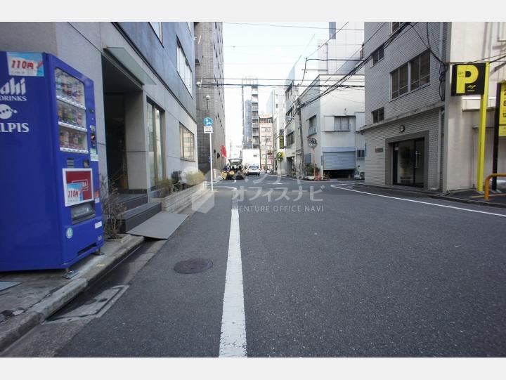 ビルの前の通り【信井ビル別館】