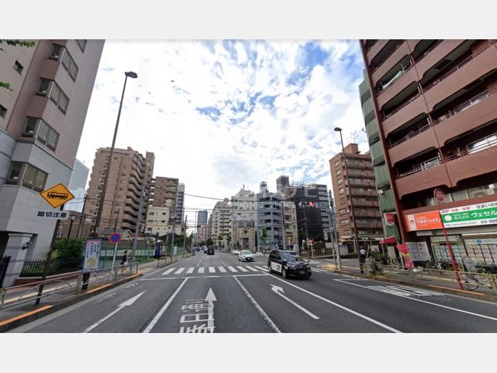 【前面道路】ギターセンタービル