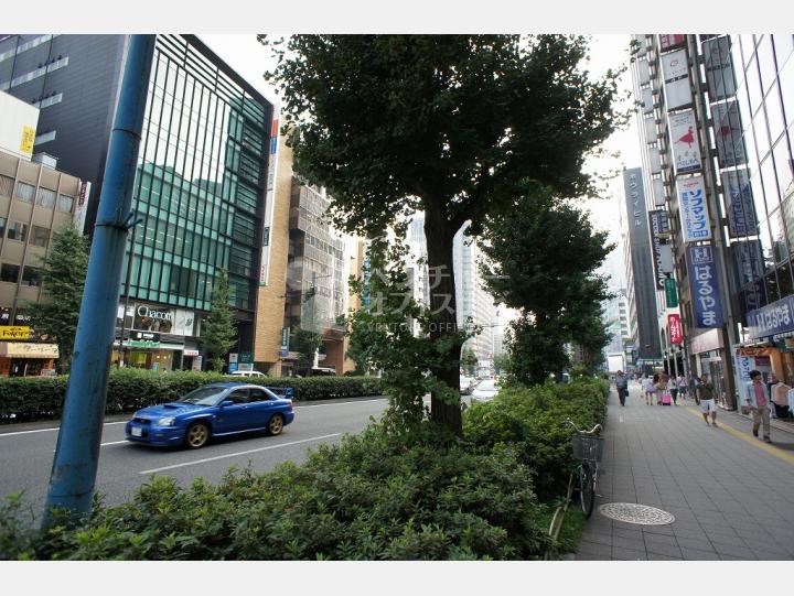 物件前の甲州街道 初台方面 【新宿幸容ビル】