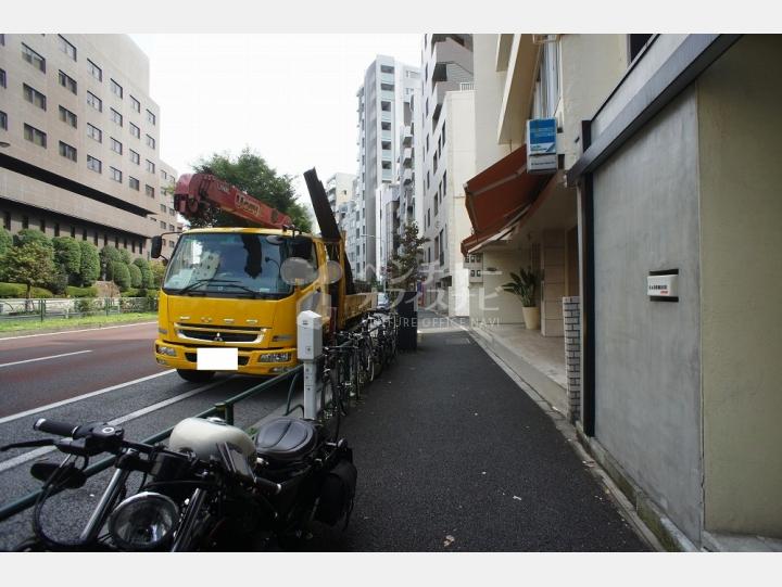 ビルの前の通り【プランドール南麻布】