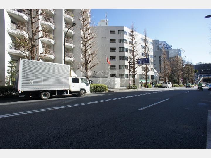 物件前の明治通り　【田村駒東京本社ビル】