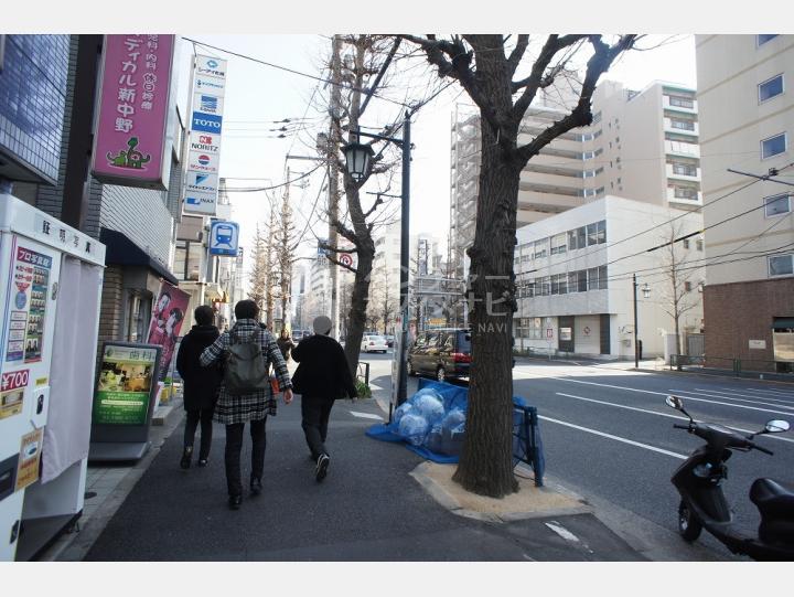 前面道路【ブルースカイ新中野】