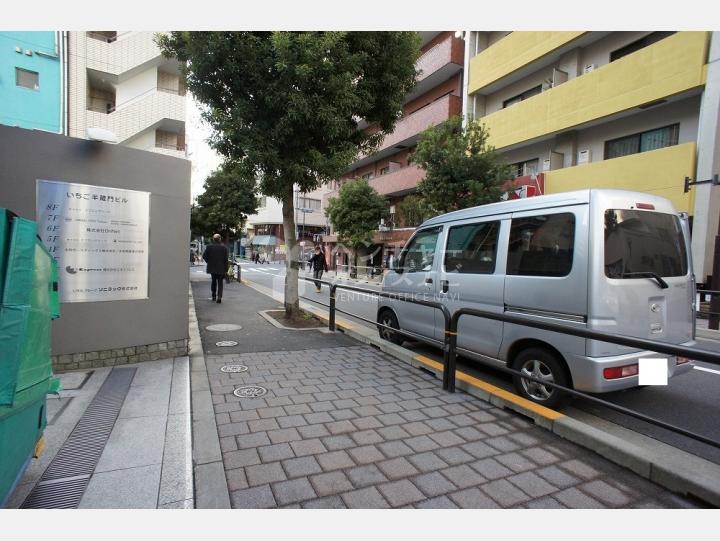 前面道路【いちご半蔵門ビル】