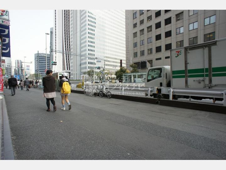 物件前の青梅街道　【西新宿大京ビル】