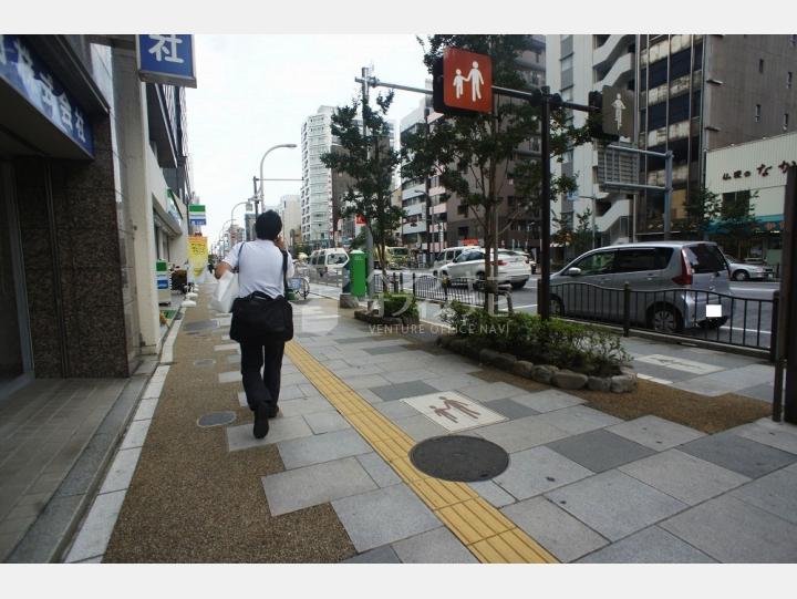 ビルの前の通り【上野富士ビル】