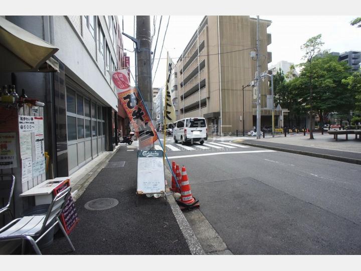 ビルの前の通り【東海西神田マンション】