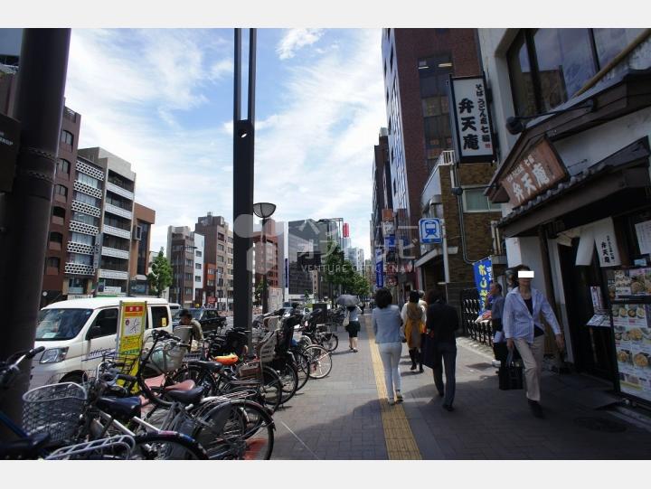 ビルの前の通り【三橋萬寿ビル】