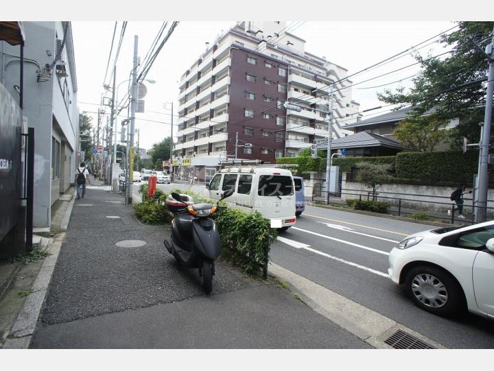 ビルの前の通り【小谷ビル】