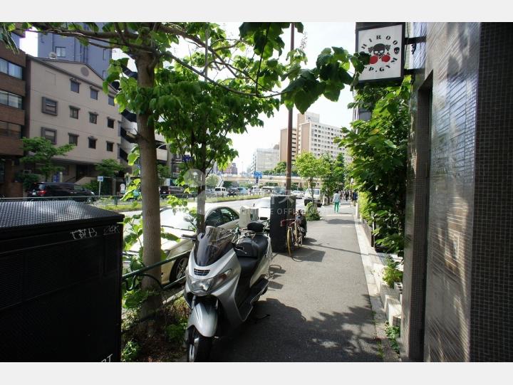 建物前の道路【草間ビル】