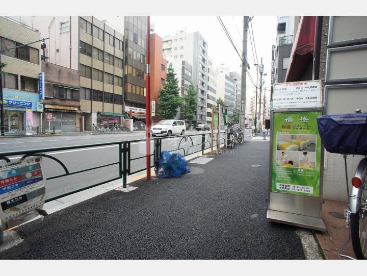 ビルの前の通り【湯島不二ビル】