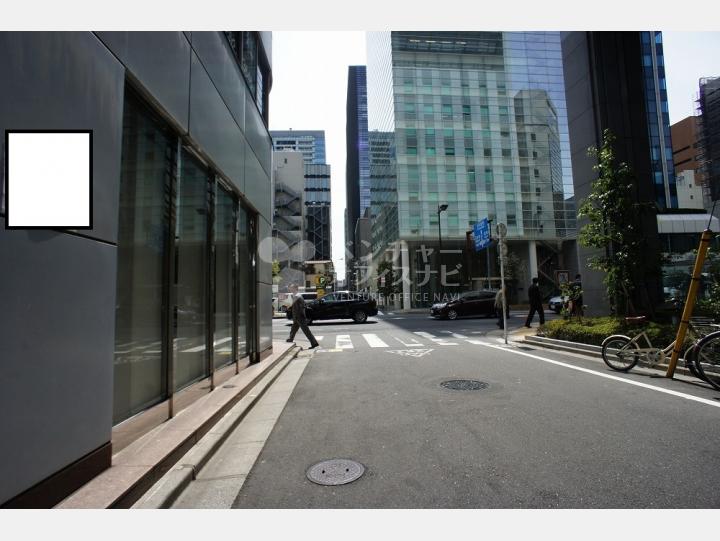 建物前通り【加島商館ビル】