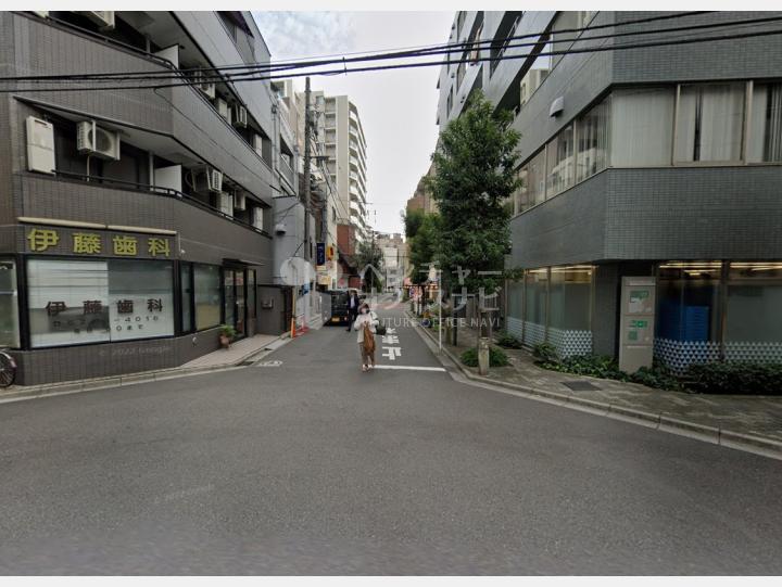 【前面道路】マツダビル