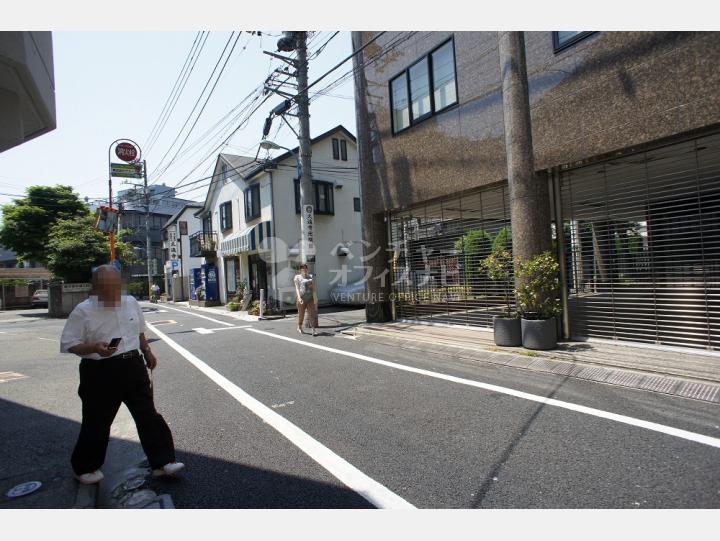 建物前の道路【西新宿元木ビル】