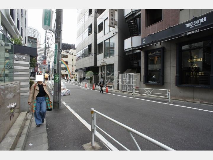 前面道路【Naias神宮前ビル】