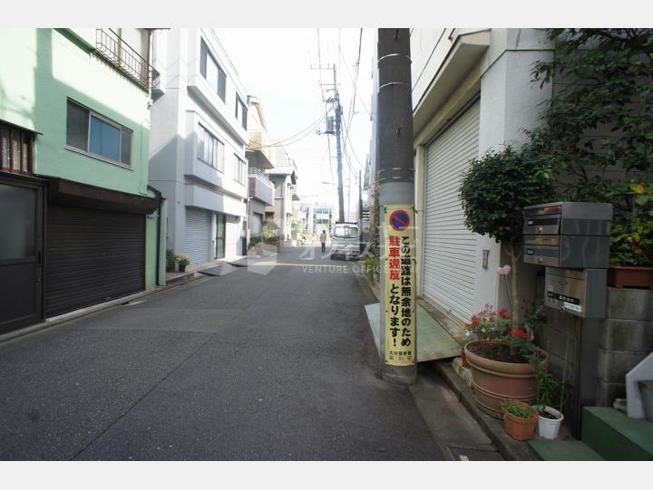 ビルの前の通り【STビル】