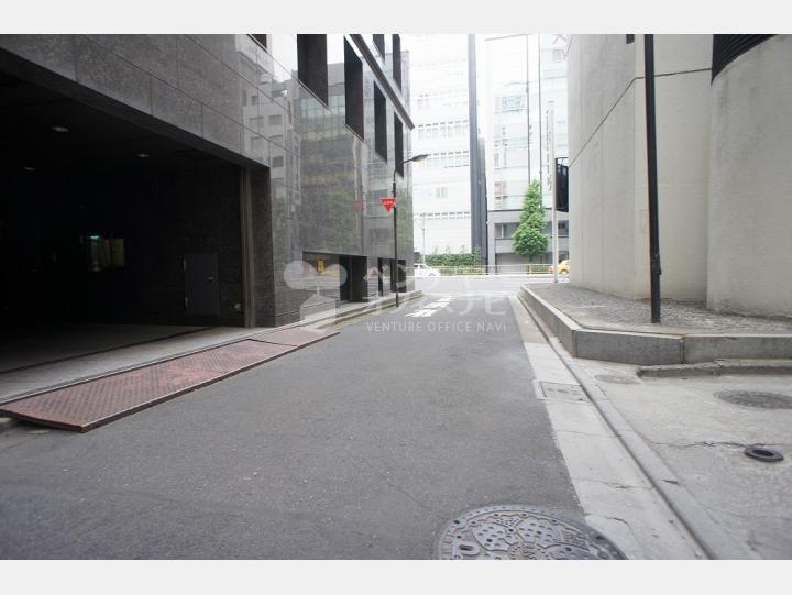 建物前の道路【電光ビル】