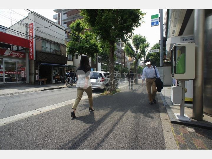 ビルの前の通り【神楽坂升本ビル】