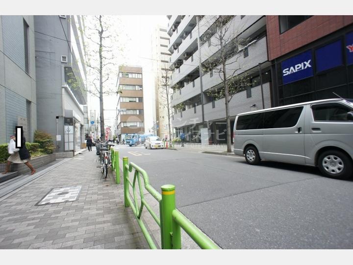 建物前通り【沢の鶴人形町ビル】