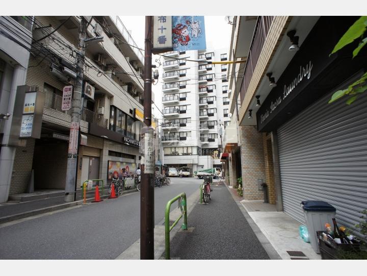 前面道路【オリエント麻布】