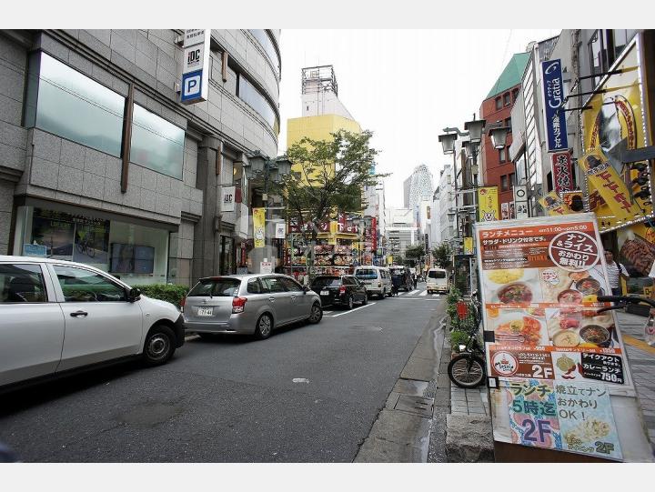 物件前通り【新宿ペガサス館】