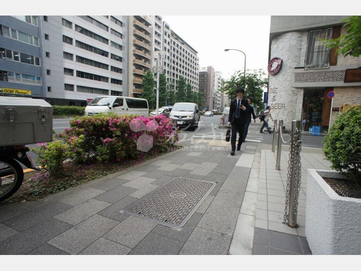 建物前の道路【三和ビル】