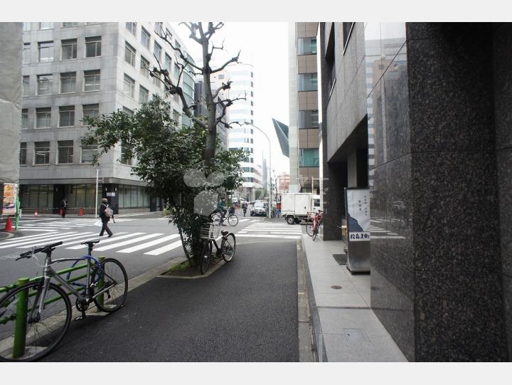 建物前通り【新京橋ビル】