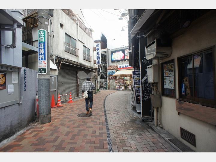 ビルの前の通り【慶応仲通り店舗】