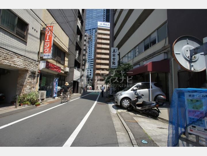 建物前の道路【西新宿元木ビル】