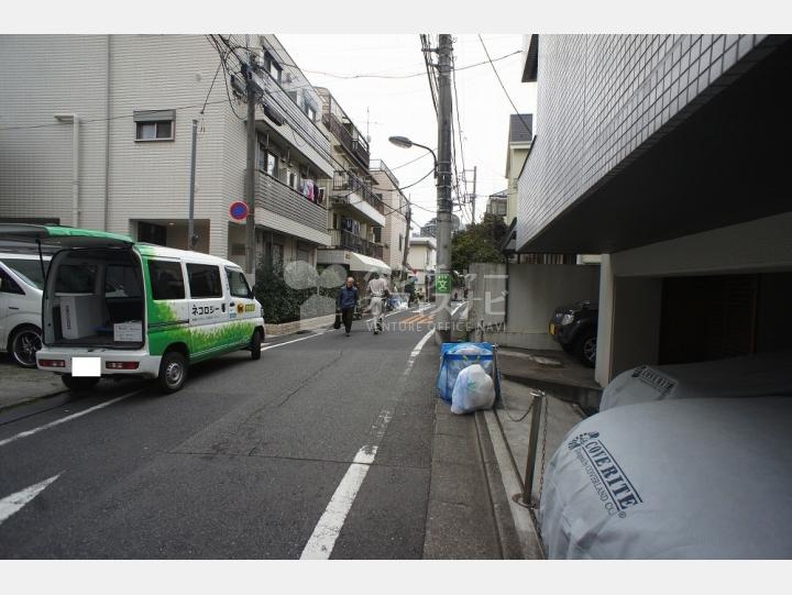 ビルの前の通り【Ｎフラット代々木】