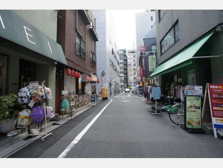 ビルの前の通り【ロイヤル浅草橋】