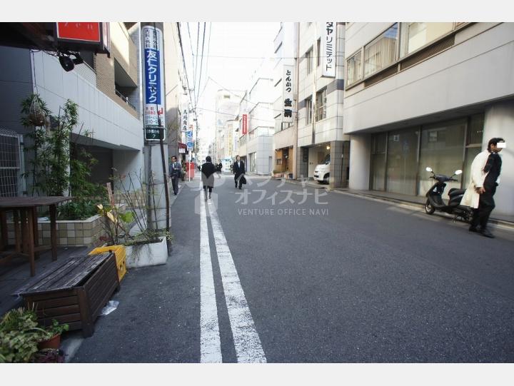 ビルの前の通り【東海日本橋ハイツ】