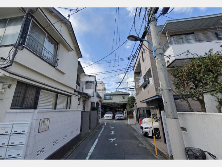 【前面道路】神楽坂 八番館