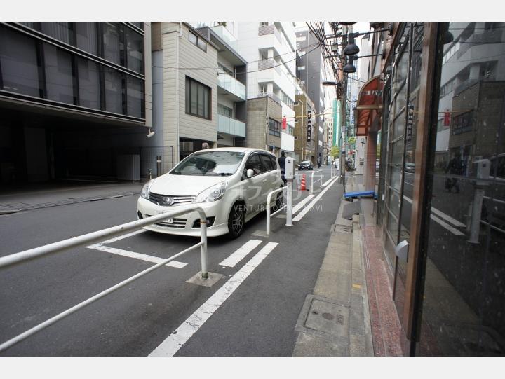 前面道路【ほんもくビル】