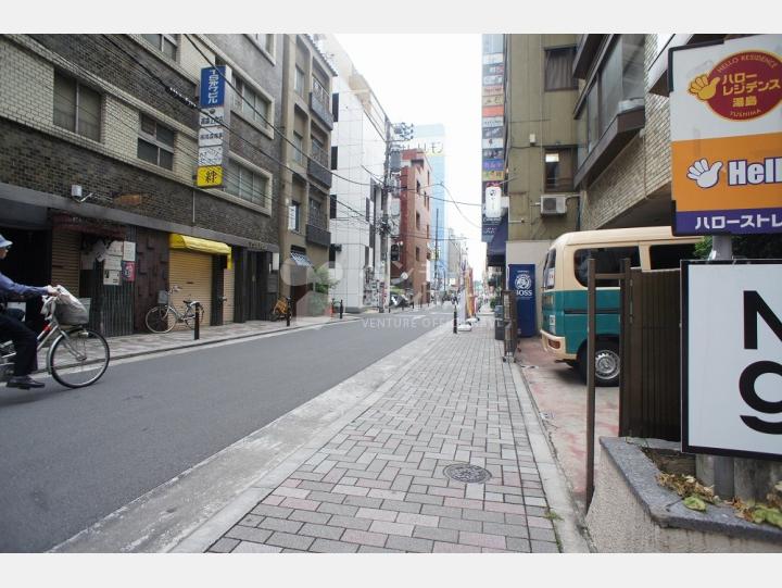 ビルの前の通り【ラレーブ湯島】