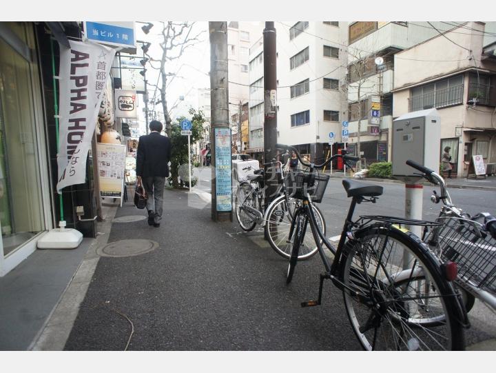 ビルの前の通り【タケダビル】