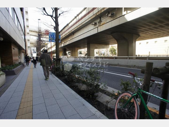 前面道路【キャッスル新宿】