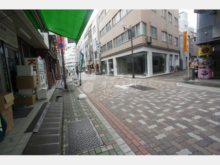 ビルの前の通り【東宝工芸ビル】